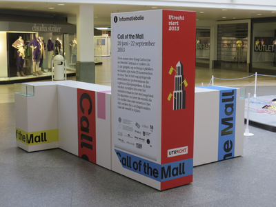 906398 Afbeelding van de informatiebalie van de kunstmanifestatie 'Call of the Mall', van 20 juni tot 22 september ...